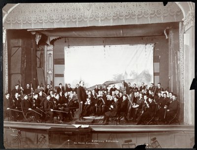 Orquesta Sinfónica de Jóvenes en el escenario, Nueva York, c.1901 de Byron Company
